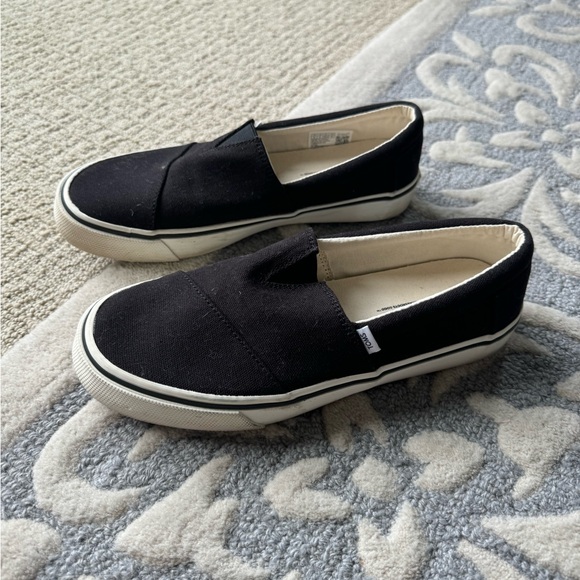 Tom’s Fenix slip on sneakers. - Picture 2 of 5